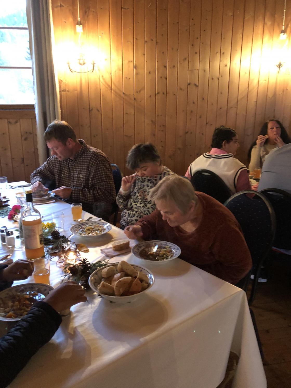 God stemning rundt bordet