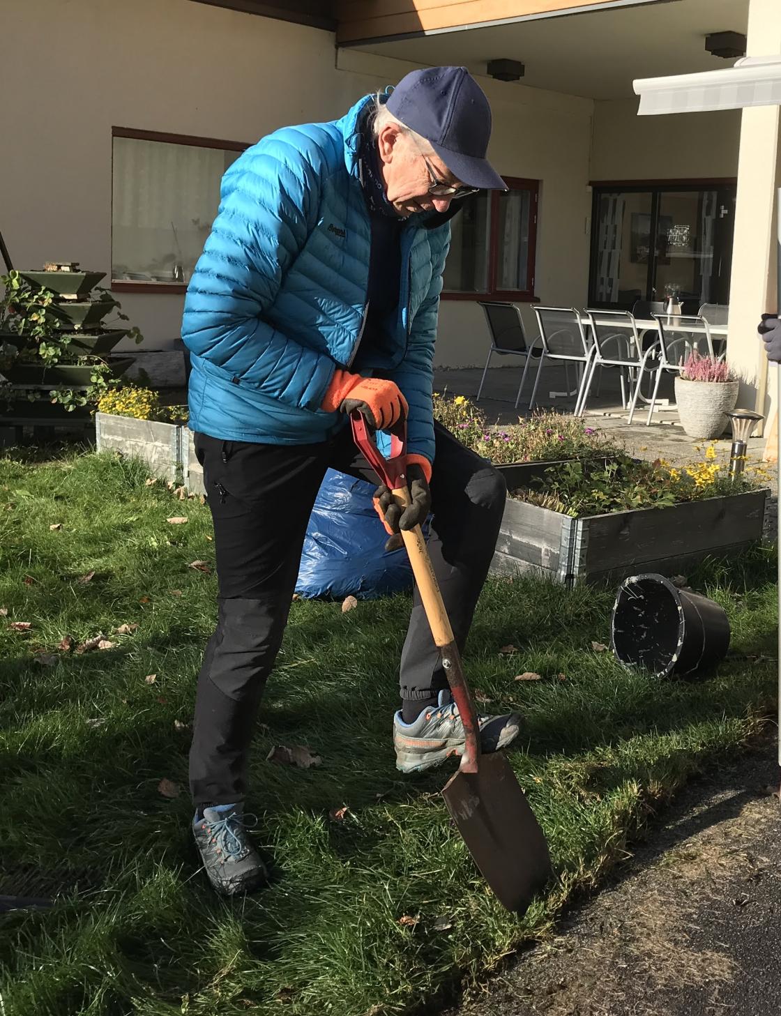 Oddbjørn begynte å spa fram vegen, blir smalare år for år.