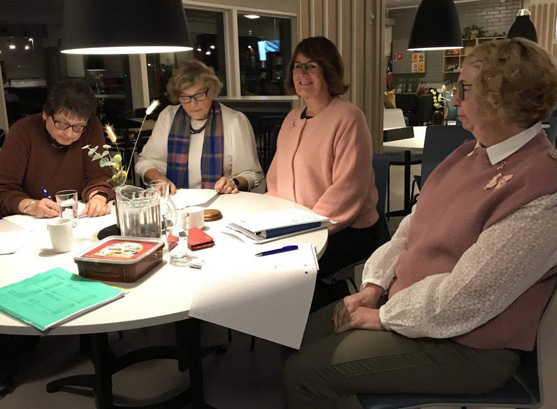 Sunneva skrivar, Solveig leiar, Bjørg møteleiar og Nelly kasserar.
