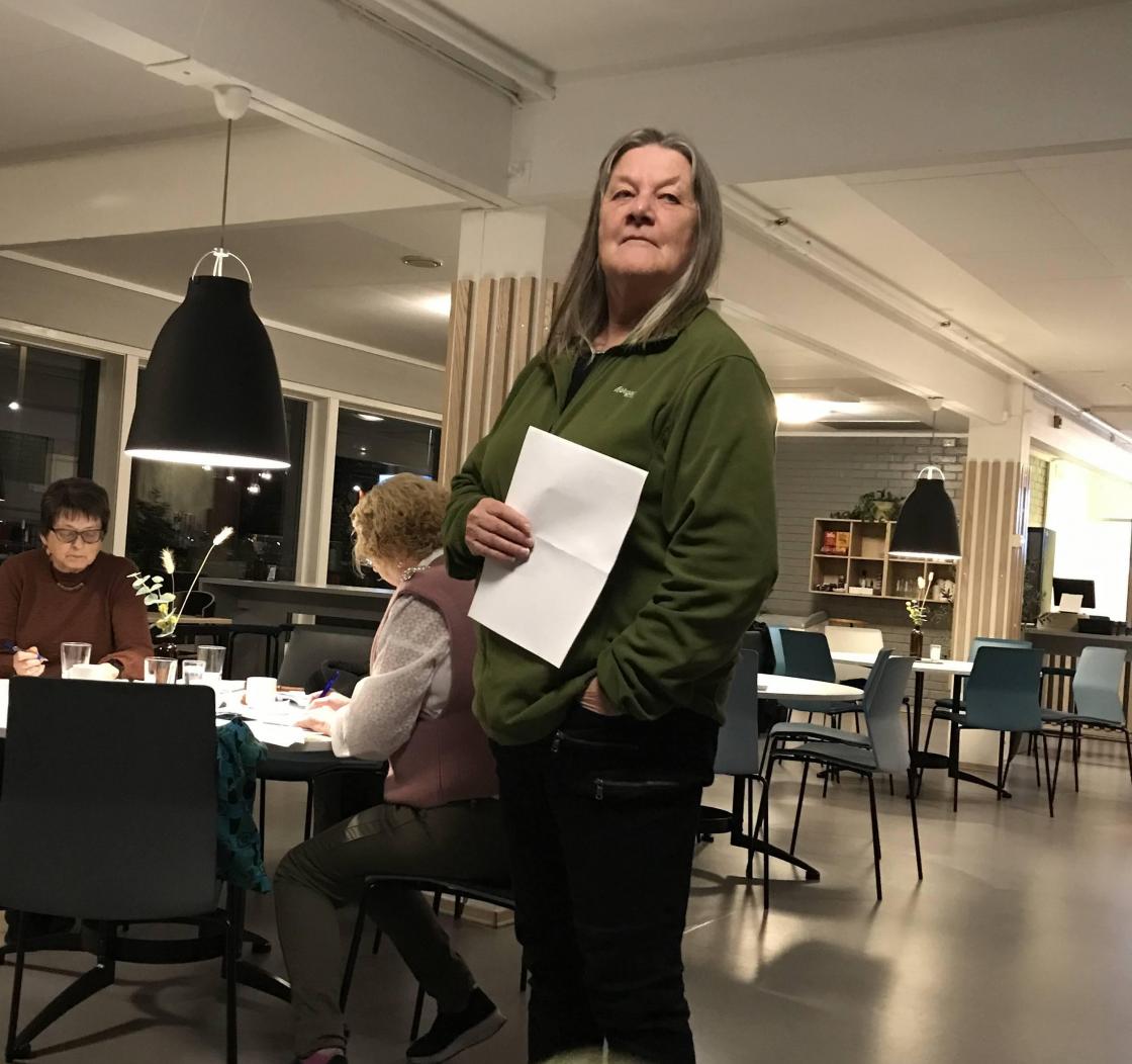 Randi Flø er i innspurten med jubileumsboka,- las ein liten godbit frå gamle lagsbøker.