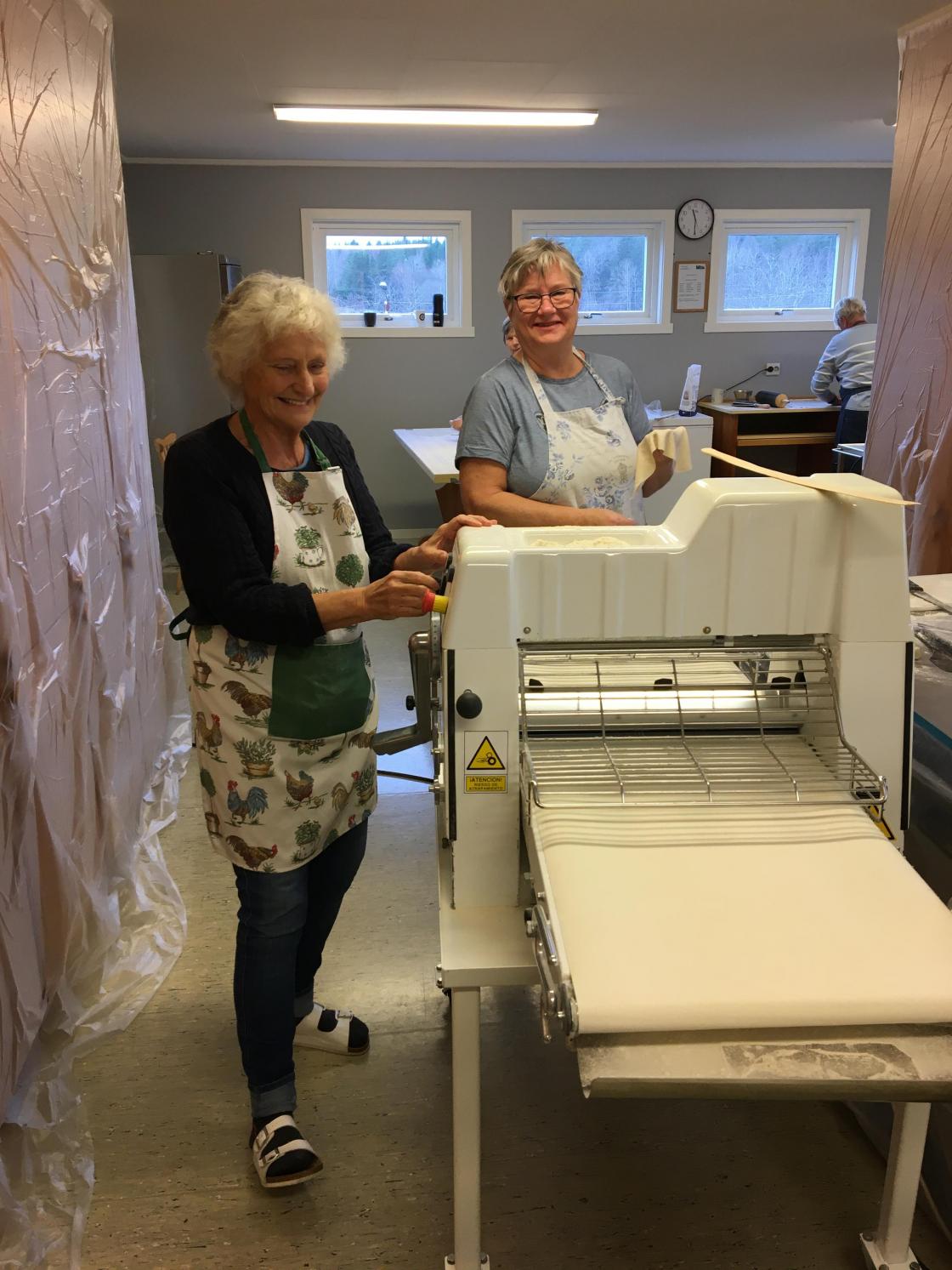 Mairi og Kristin opererer kjevlemaskinen