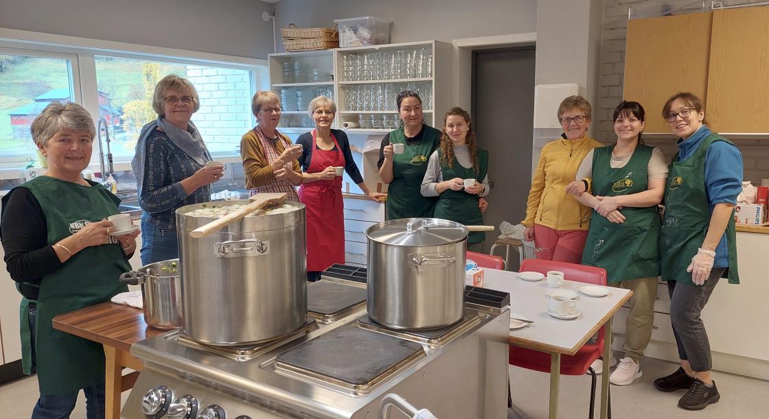 Saman med Hyen skule og fire damer frå Ukraina serverte Hyen Bygdekvinnelag matrettar frå tre land. Norsk betasuppe, kaker og dessert, polske fylte pannekaker og horn med marmelade og ukrainsk borsh (raudbetsuppe) og varenuku (potetbollar). Elevar på Hyen skule brukte timane i «Mat og helse» til å lage den polske maten. Dei deltok òg i salet i kafeen. Damer frå bygdekvinnelaget og Ukraina samarbeidde for å lage resten av maten. Det vart ein flott, sosial og kjekk dag. Og bygdefolket møtte opp. Saman med Hyen skule og fire damer frå Ukraina serverte Hyen Bygdekvinnelag matrettar frå tre land. Norsk betasuppe, kaker og dessert, polske fylte pannekaker og horn med marmelade og ukrainsk borsh (raudbetsuppe) og varenuku (potetbollar). Elevar på Hyen skule brukte timane i «Mat og helse» til å lage den polske maten. Dei deltok òg i salet i kafeen. Damer frå bygdekvinnelaget og Ukraina samarbeidde for å lage resten av maten. Det vart ein flott, sosial og kjekk dag. Og bygdefolket møtte opp.