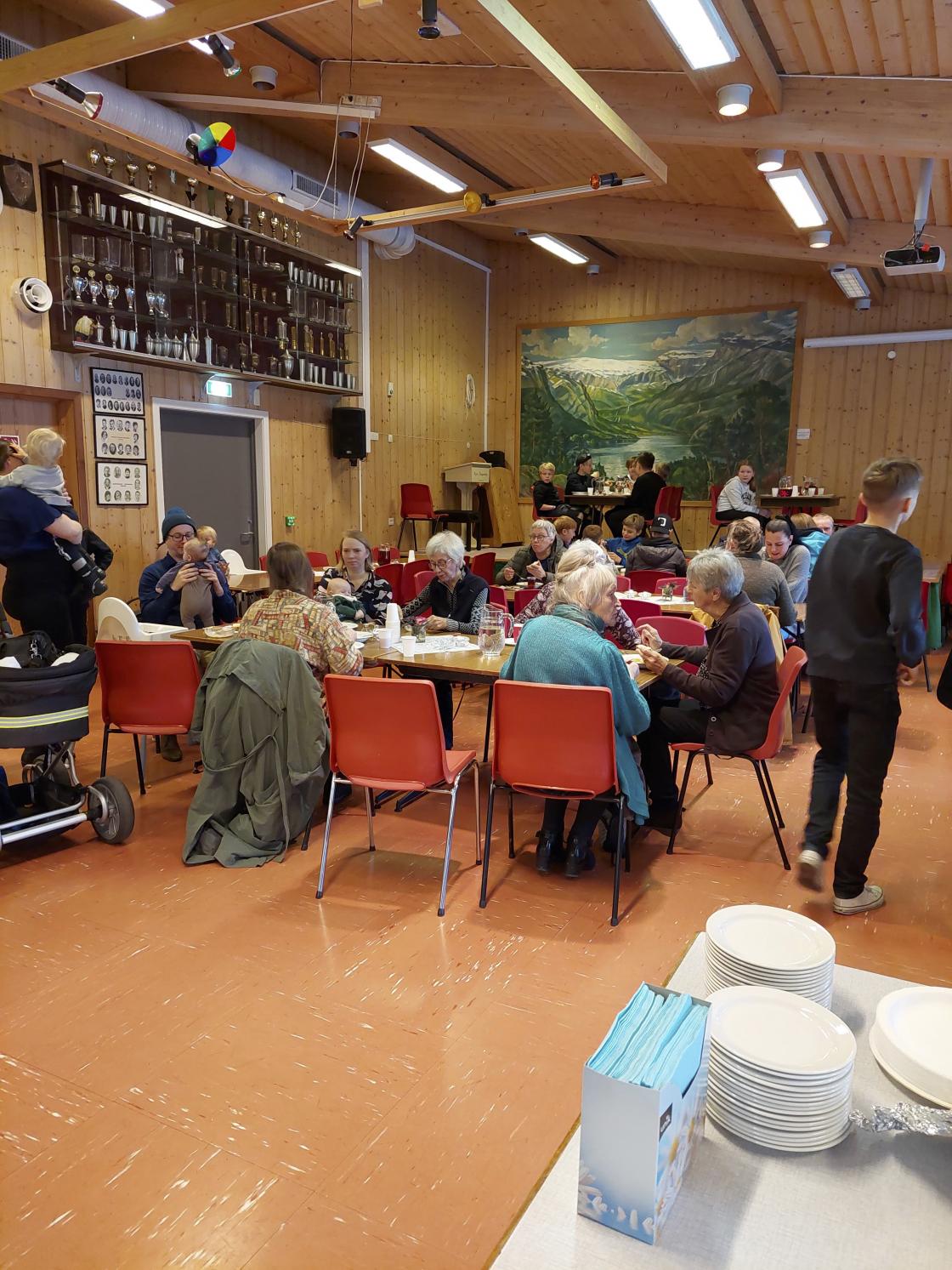 Kafébord i samfunnshuset