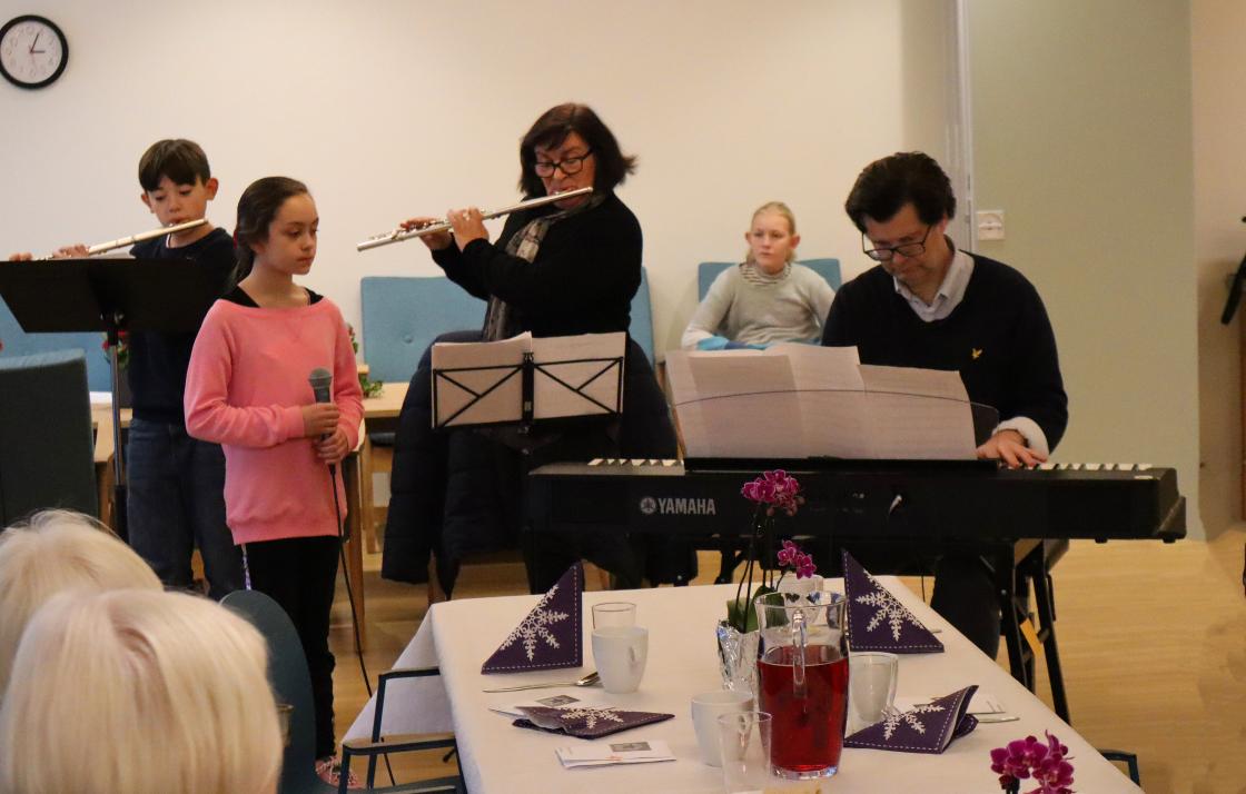 Elever fra Kulturskulen sang og spilte.