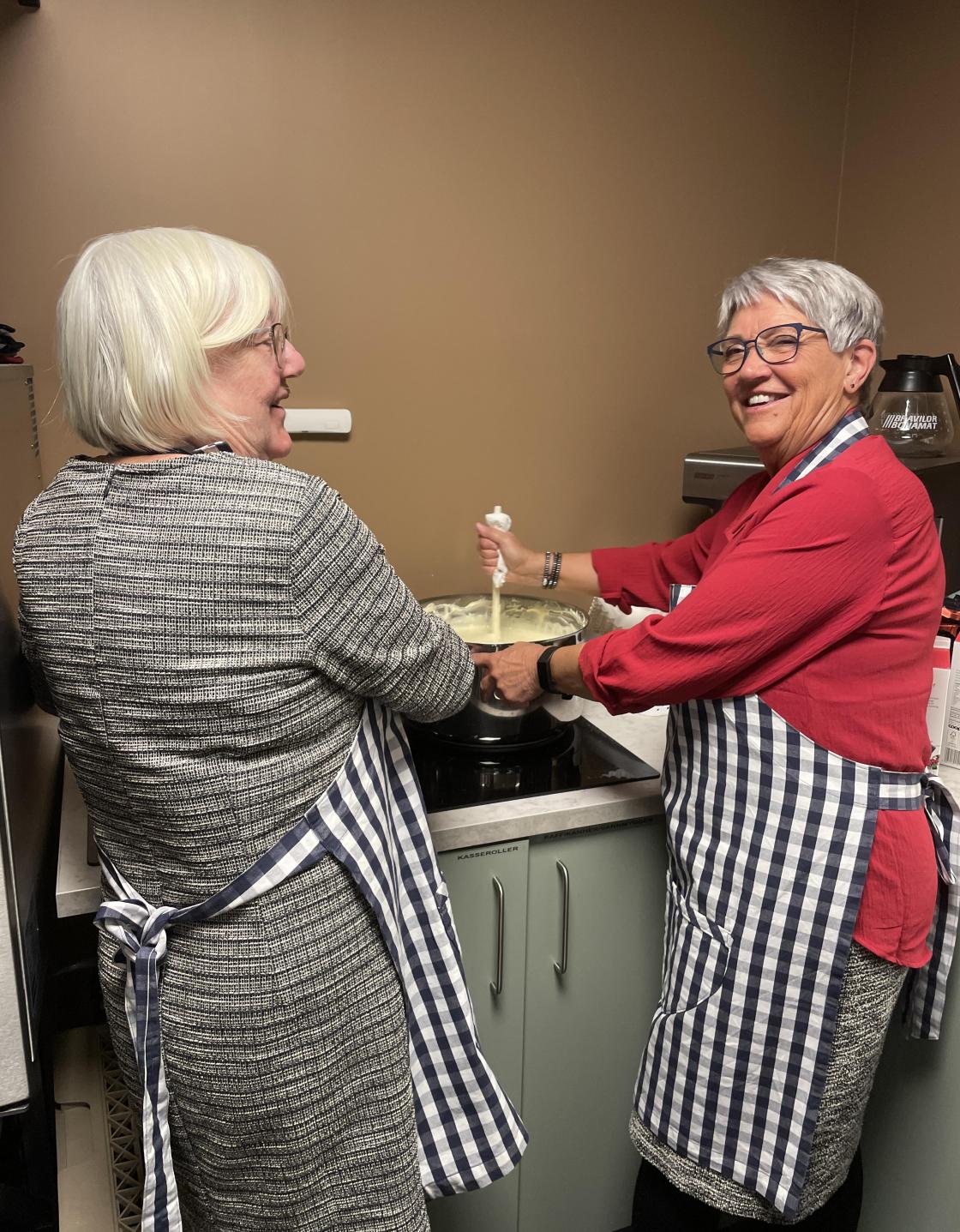 Bente og Anne Sigrid tok ansvar for grøten.