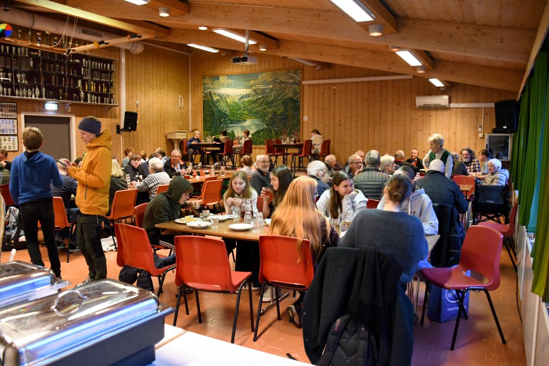 Små og store et og kosar seg ved kafébord