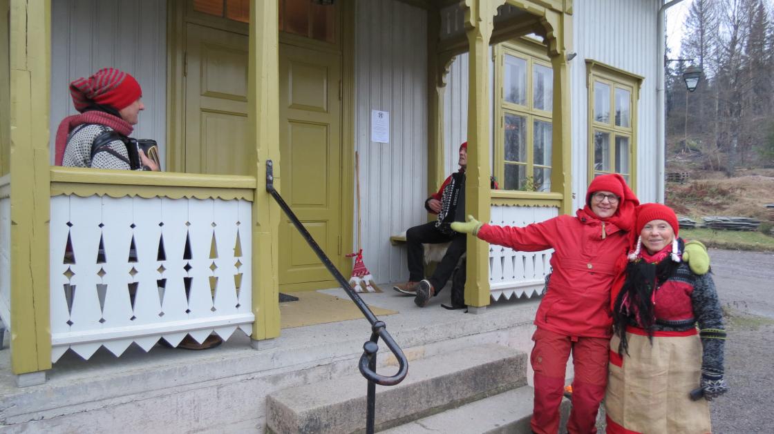 Sigrid Lian og Torunn slår an tonen sammen med spillemennene