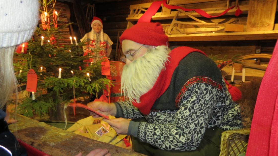 Nissefar hadde nok å gjøre - ønskelistene kom på løpende bånd og gjenbruksgavene fikk bein å gå på