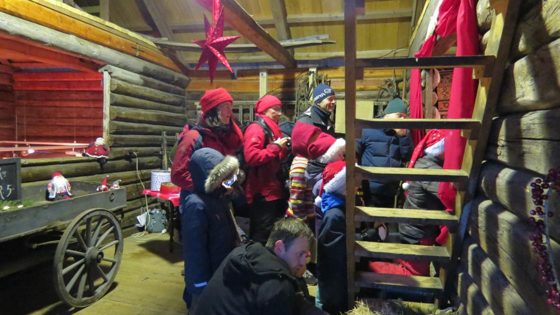 Kø foran Titteskapet hvor nissefar tok imot ønskelister skrevet hos Stabbursnissen