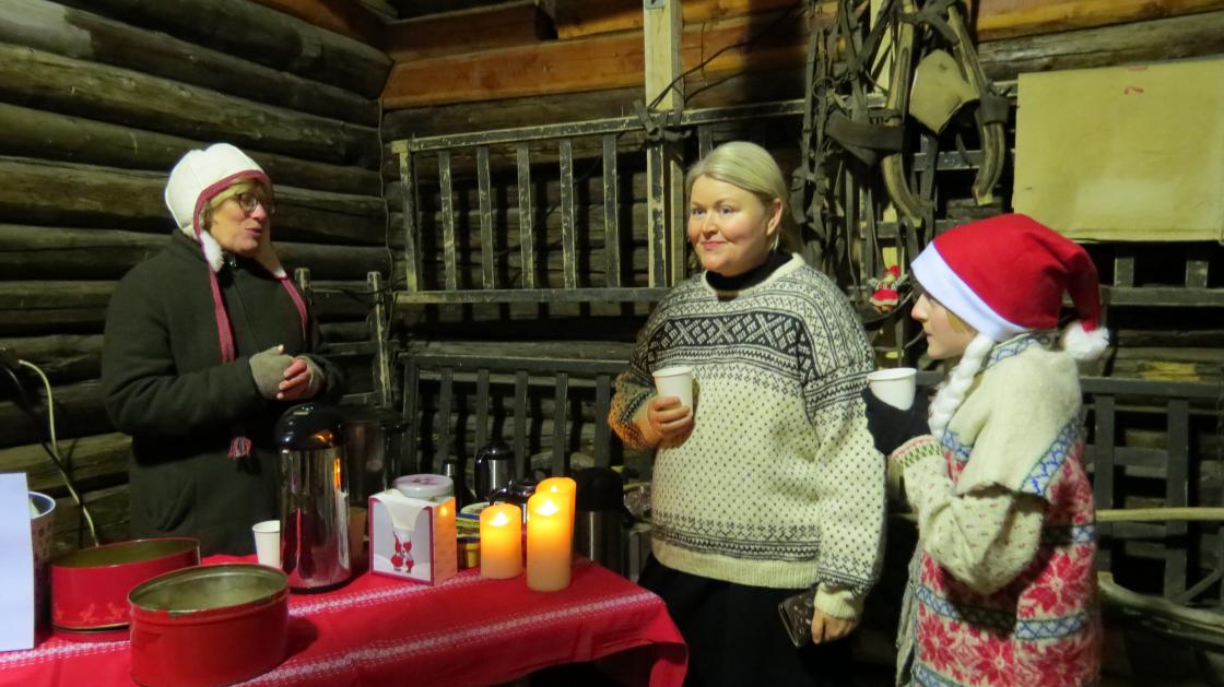 Krydret solbærgløgg, kaffe og småkaker på Låvekafeen. Her serverer Trine Steen Nina og Hedvig