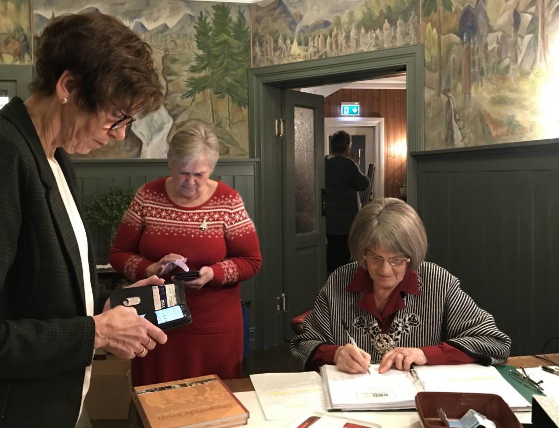 Petra Jemtegård ordnar med boksalget! - Kasserar no og for 40 år sidan!