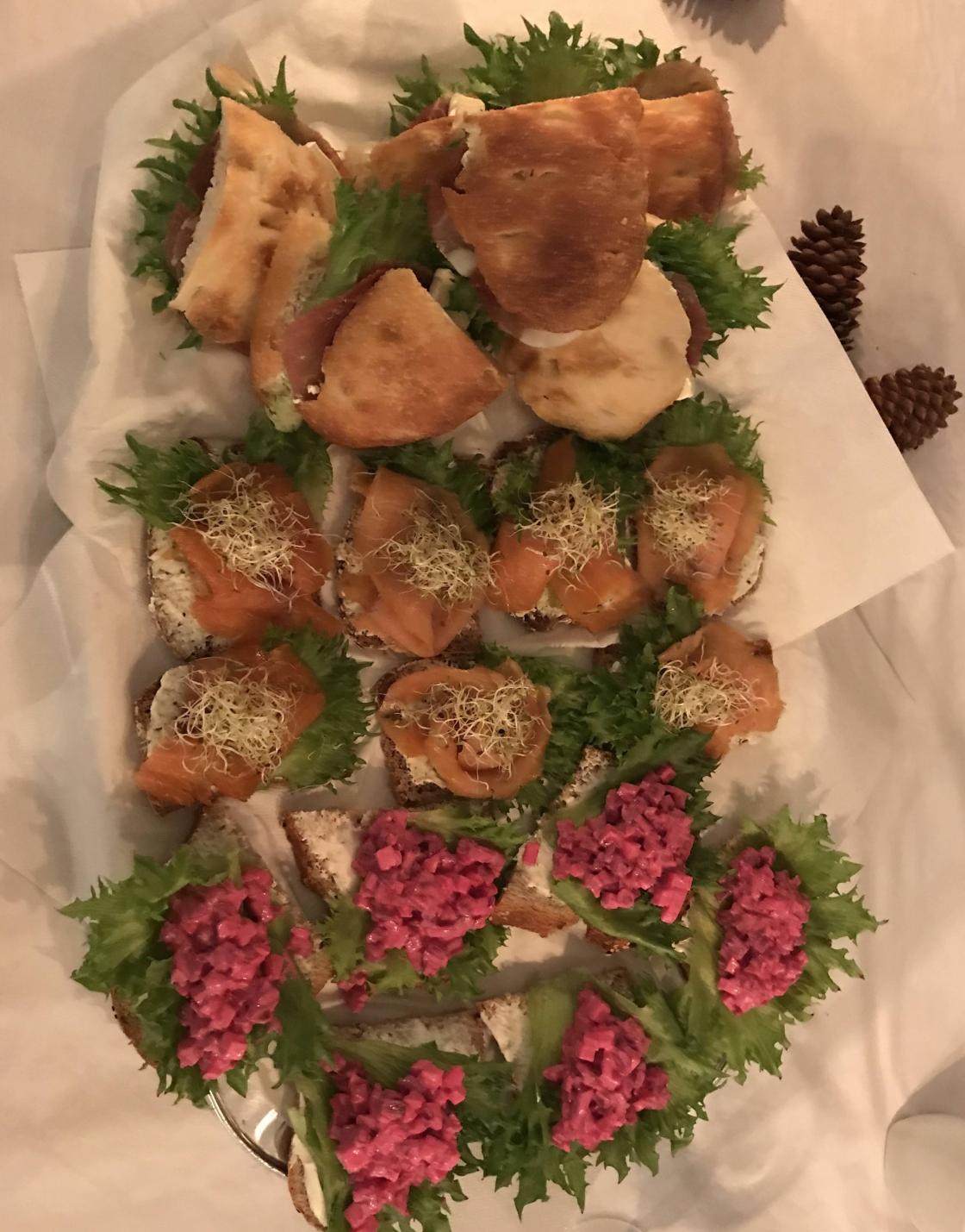 Vi fekk fylt foccacia, og smørbrød med laks og rødbetsalat.