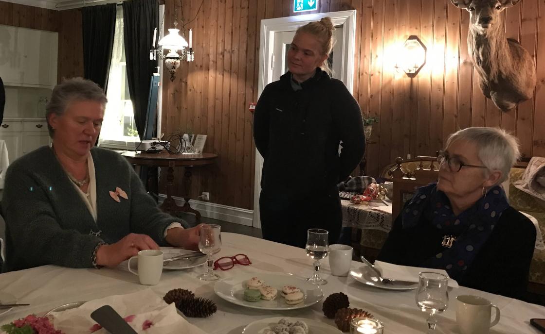 Mathilde fortalde om historia til hotellet og fekk også høyre nye historier.