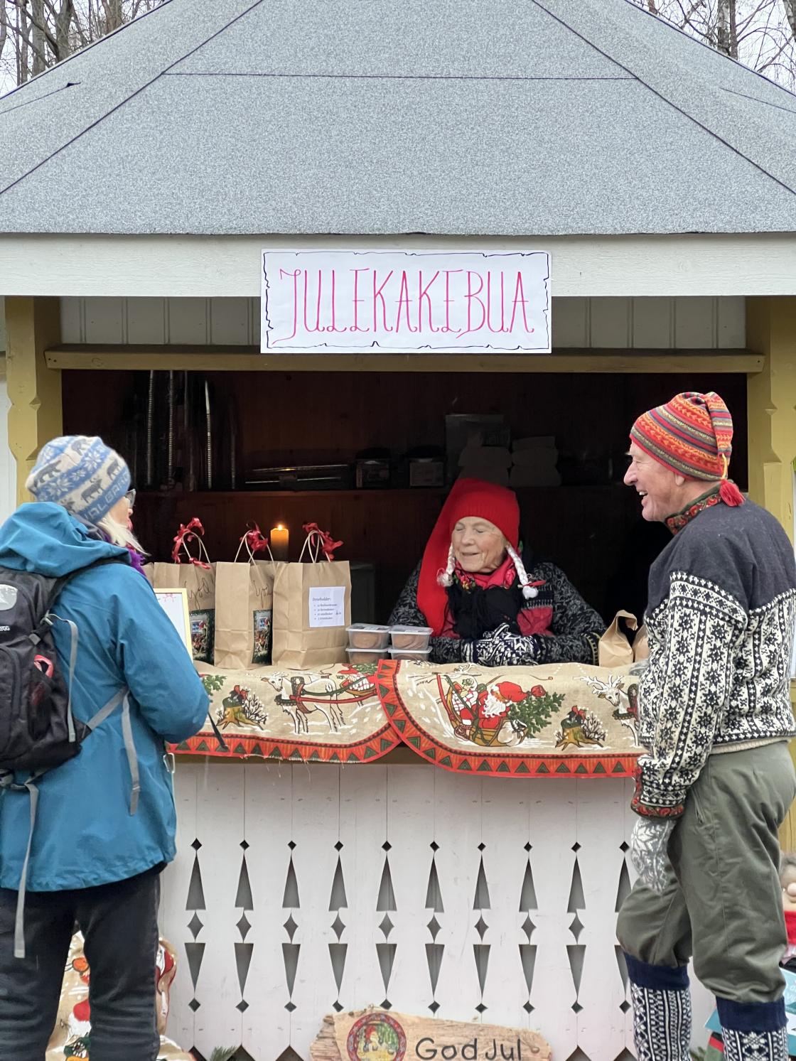 Torunn solgte sine hjemmebakte julekaker fra Julekakebua
