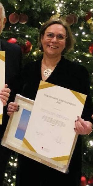 Nittedal og Hakadal Bygdekvinnelag ble tildelt Læringsprisen 2022 fra Viken fylke for arbeidet med inkludering. Senere denne uka ble Kari Frank tildelt årets kulturpris i Nittedal kommune. Foto: Nittedal og Hakadal Bygdekvinnelag.