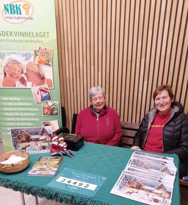 Åse Kristine og Anne Kristiansen sitter på Meny og selger både bøker og adventskalender