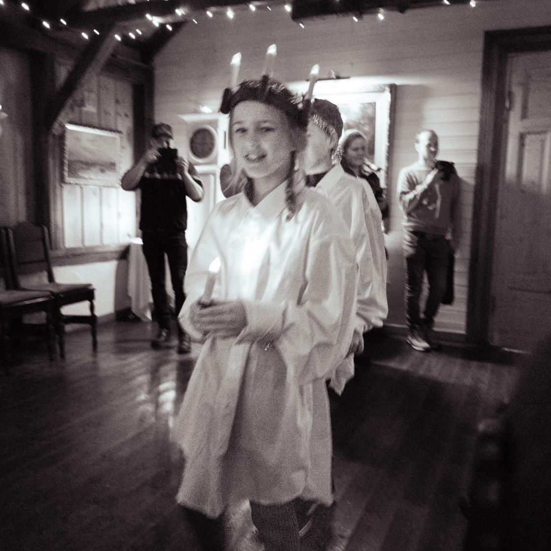 "Svart senker natten seg, i stall og stue..."