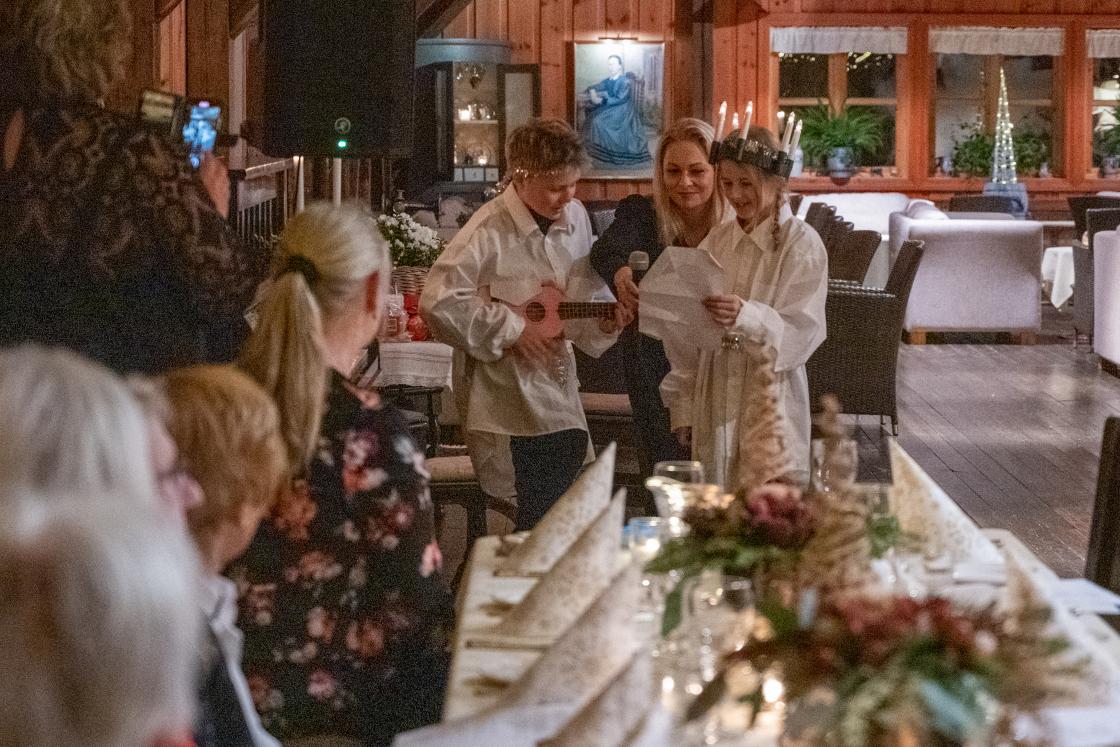 julesang på norsk og engelsk og på ukulele, flinke barn!