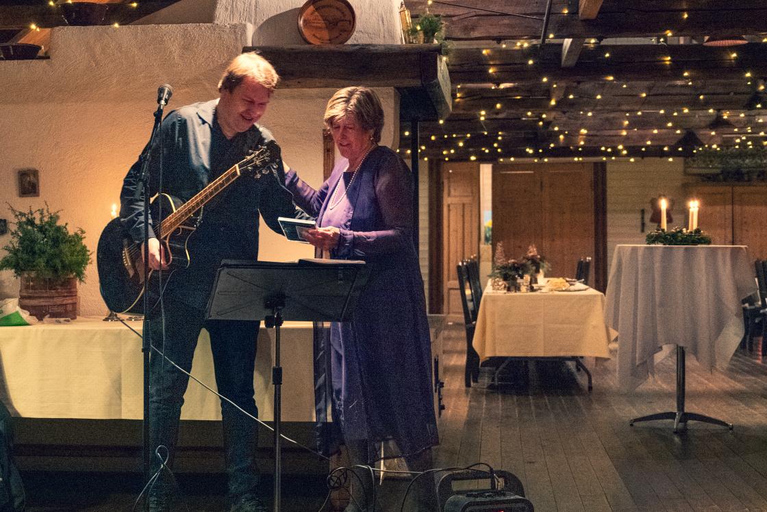 Wenche Torsøe takker for underholdningen og får en cd av Thomas Nordgreen