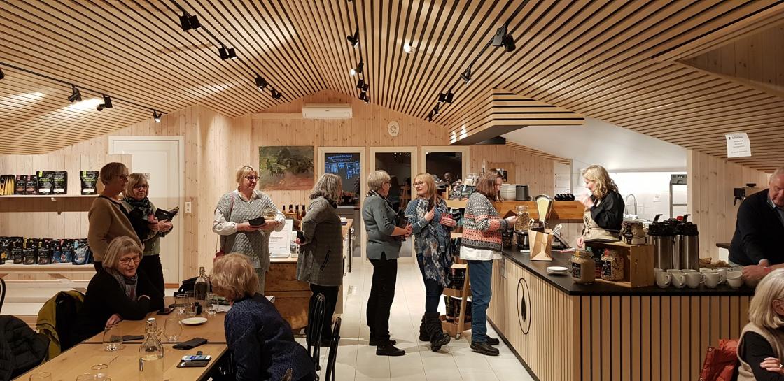 Damene står i kø for å handle