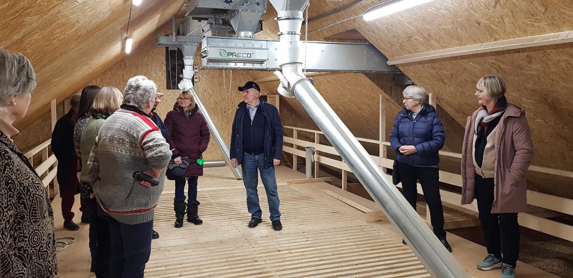 Emil Anstensrud viser oss rundt på kornmottaket