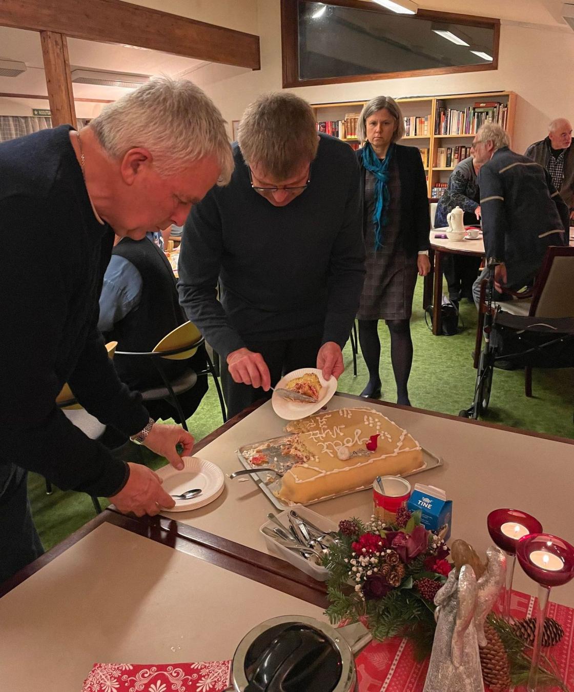 Og Torunns marsipanbløtkake fikk, tradisjonen tro, bein å gå på