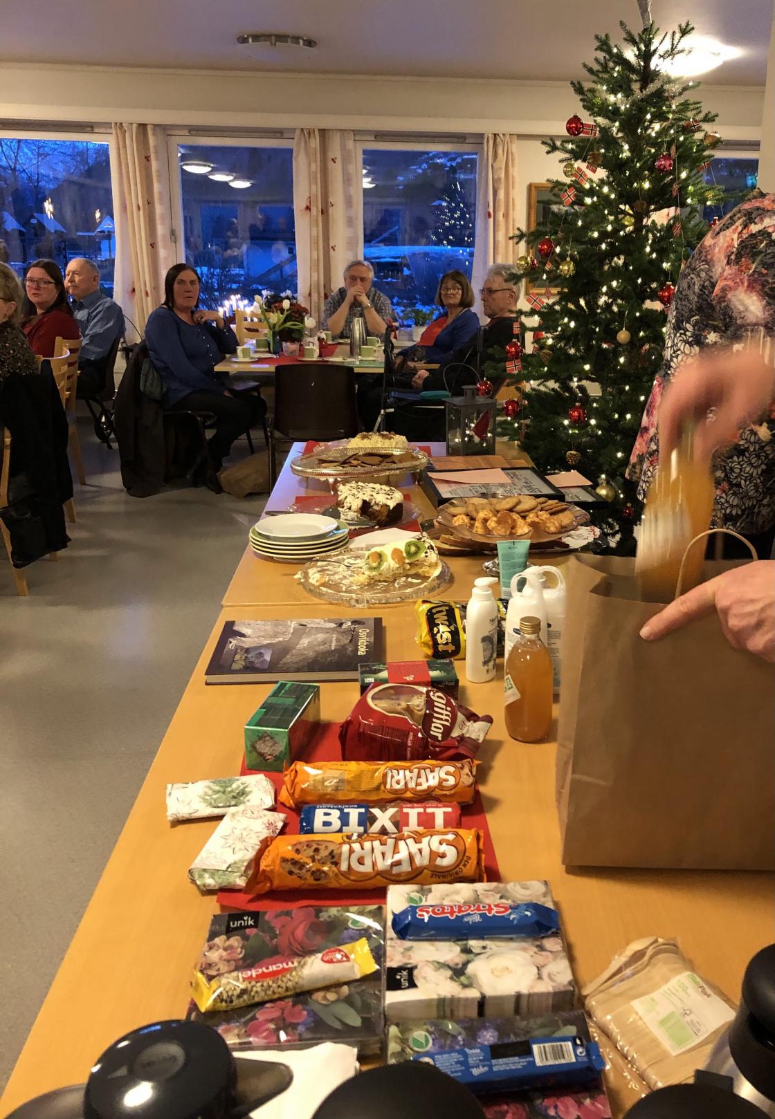 Kaffi og kaker gjekk unna, og åresalet gjekk strykande.