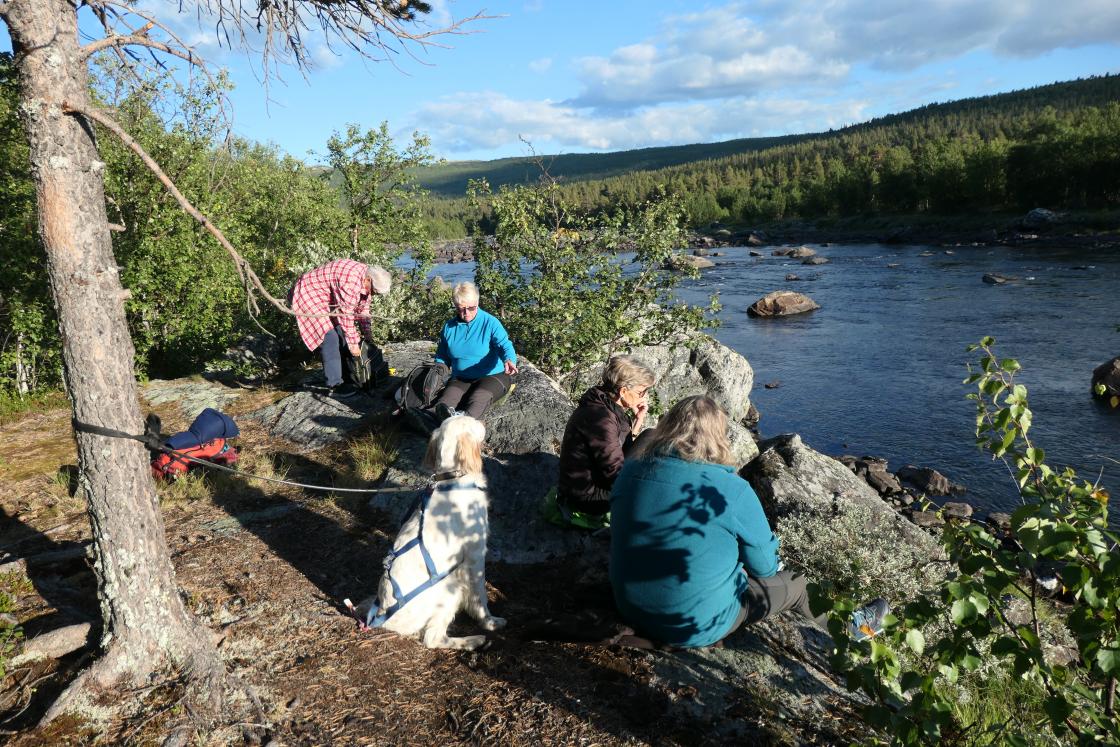 Trivelig med kaffe og kake ved elva.