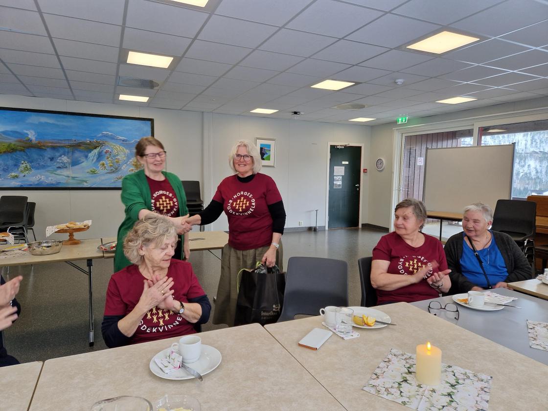 70 åringen Ingunn blir overrakt blomster av leiar Gunvor.