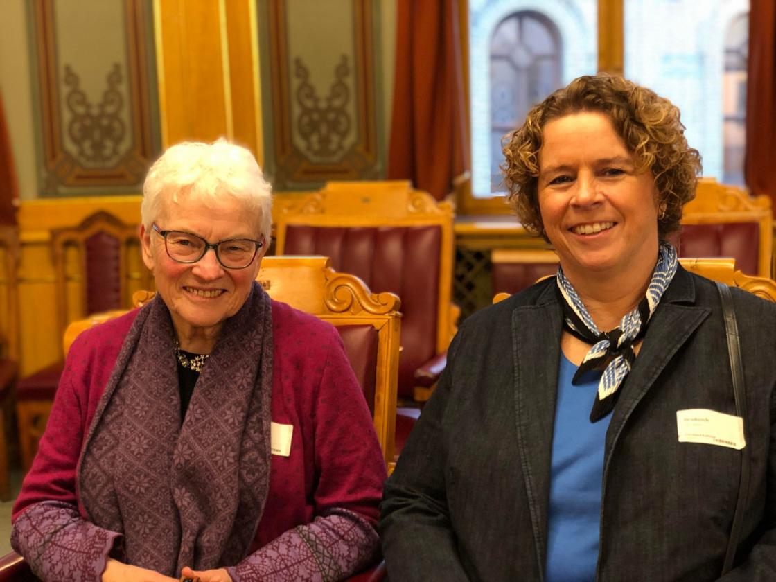 Mor og datter, Turid og Bente Næss, prøver stolene i Lagtingssalen