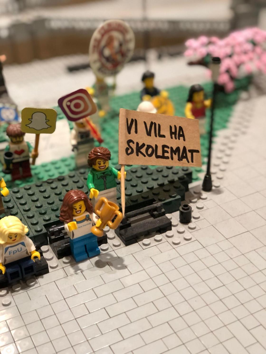 Demonstrantene var på plass også her. Og blant dem en, for oss kjent, som vil ha "Ja til skolemat".