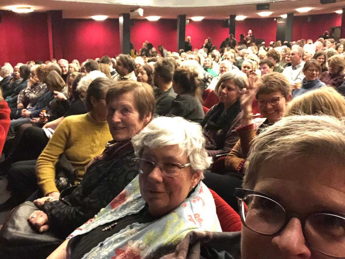 På plass i salen. En fantstisk forestilling ventet oss!