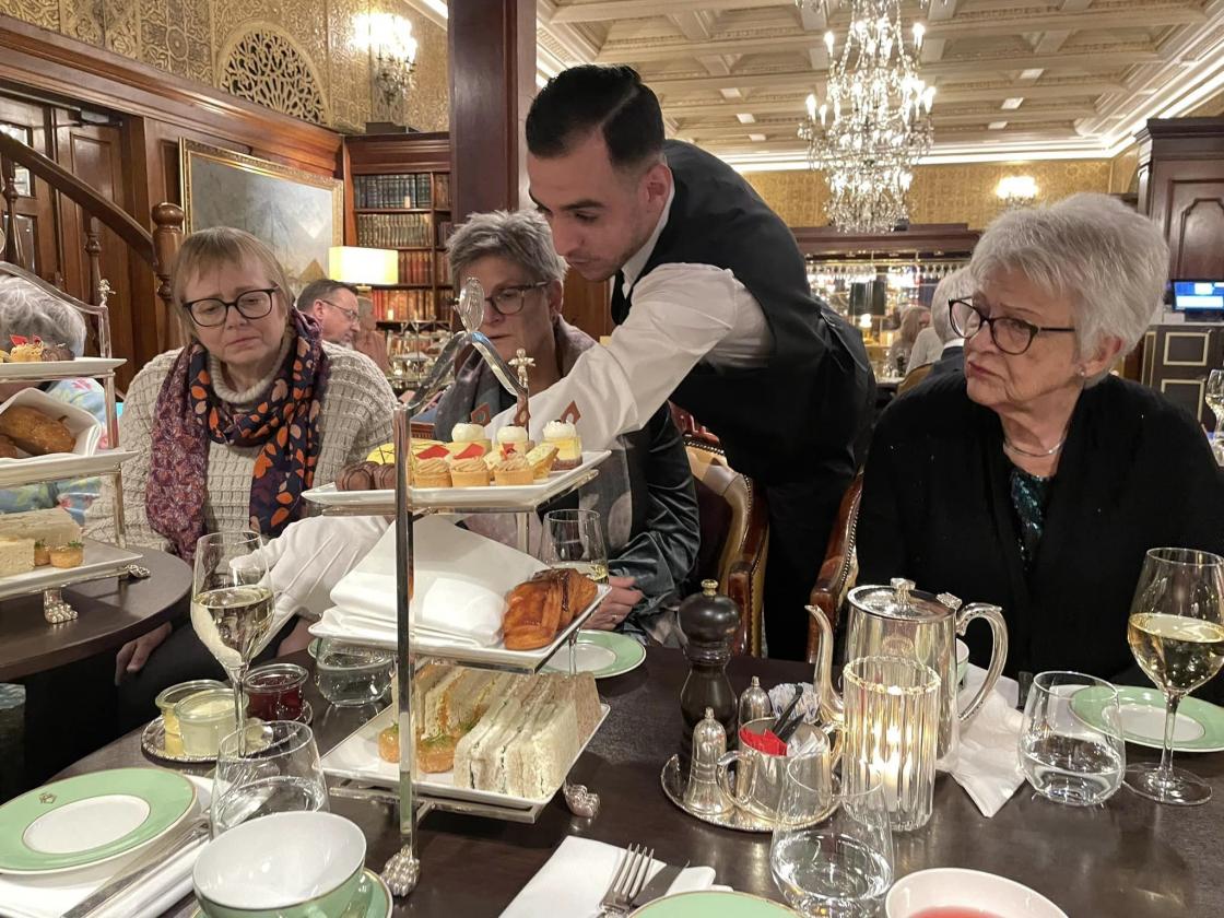 Så var det selvvalgt meny på Bristol - her er vel et utvalg fra Afternoon tea