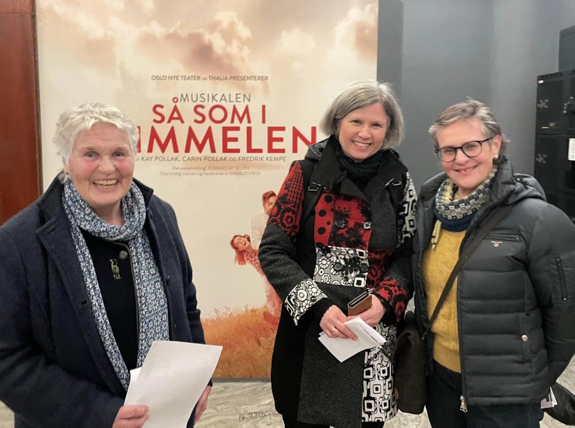 Klar for forestilling på Olso Nye: Mary Ann Aasen, Astrid Holmen og Sigrid Lian