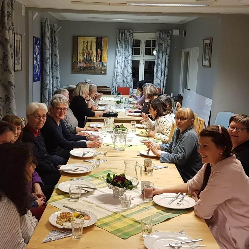 Hyggelig prat rundt bordet