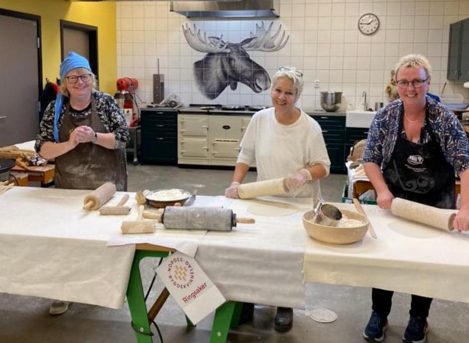 Bakedag med Ringsaker bygdekvinnelag