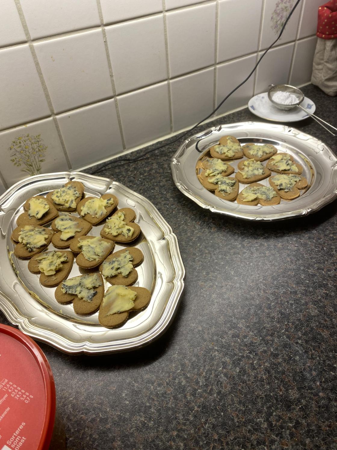 Forrett- blåmuggost på pepperkaker, med tyggebærgløgg