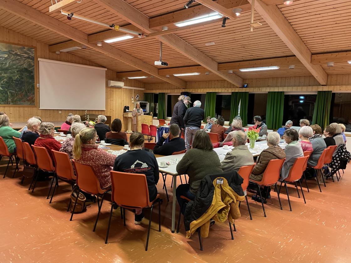 Hesteskoforma langbord i samfunnshuset, sett frå døropninga