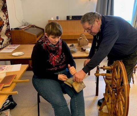 Ole Lillemo instruerer i karding av ull på gammelmåten. Foto: Vigdis Fagerjord.