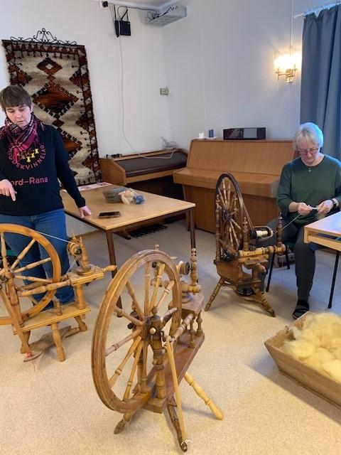 Leder Grethe Skar og nestleder Gerd Marit Sandhei spinner. Foto: Vigdis Fagerjord.no
