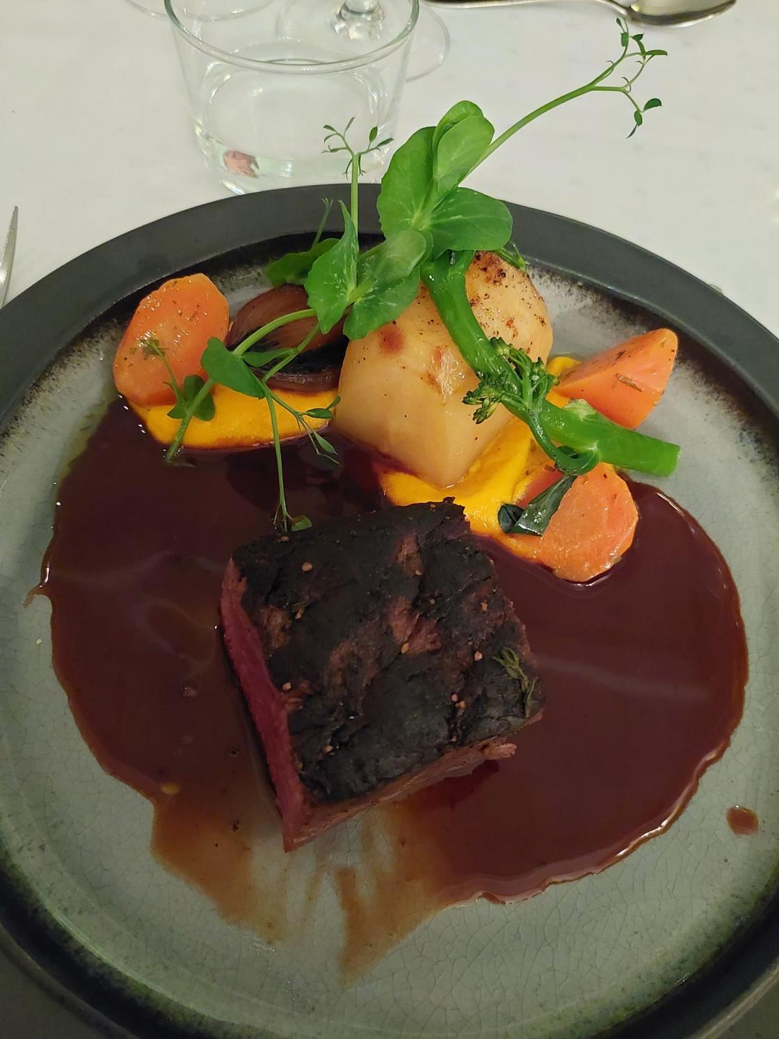 Det var hjort til hovudrett. All maten var fantastisk god