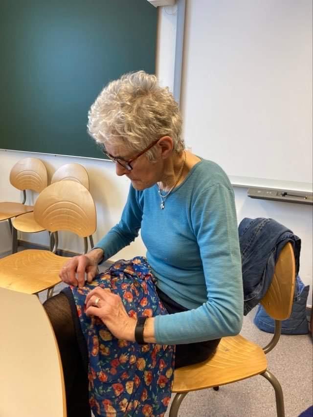 Else Oline folder stoffet