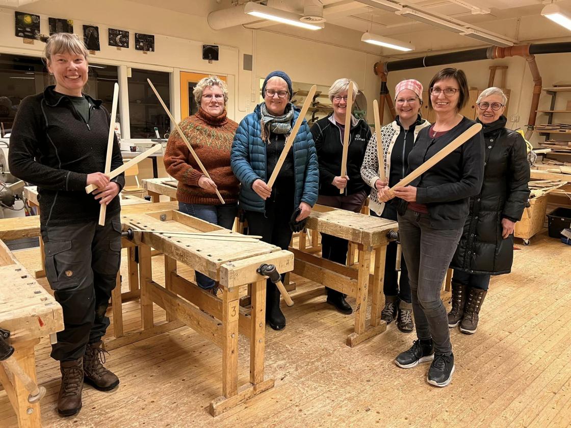 Fornøyde damer med egne fløyger.