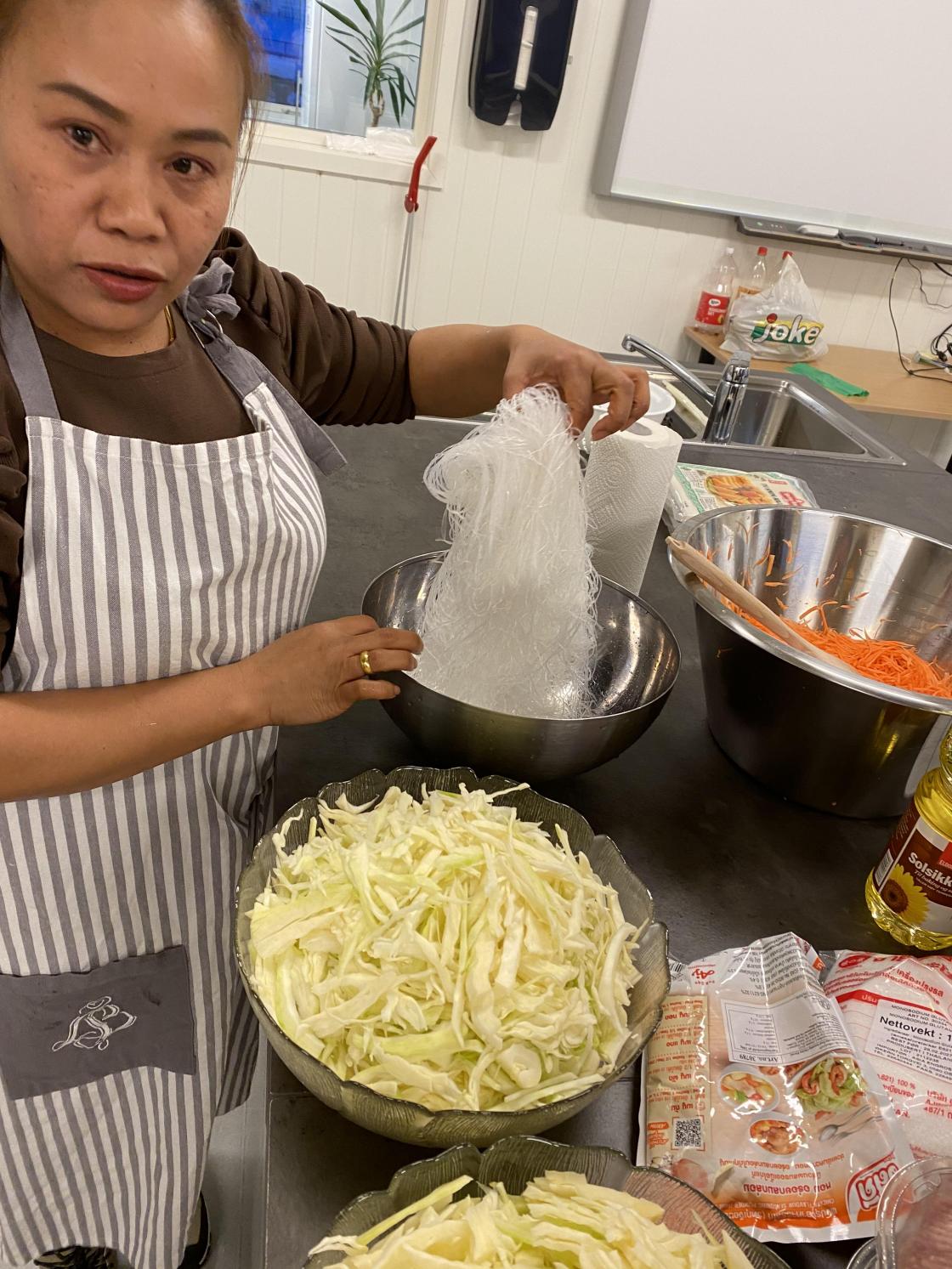 Lita holder frem bløtlagte glassnudler