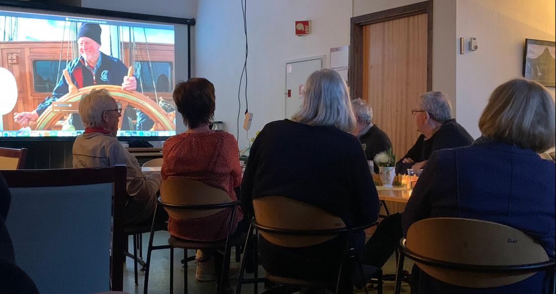 Her ser vi Jens stå til rors på den flotte skuta