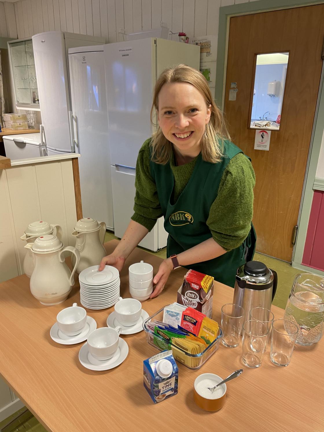 Annette Holme serverer kaffi og te