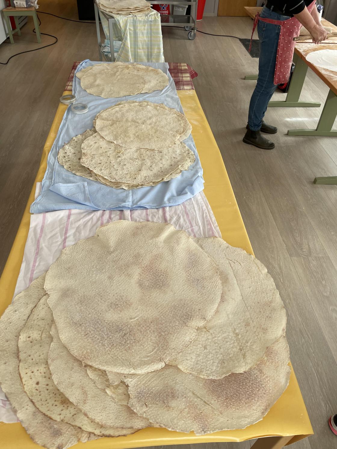 Langbordet med dei ferdigsteikte klingebrøda