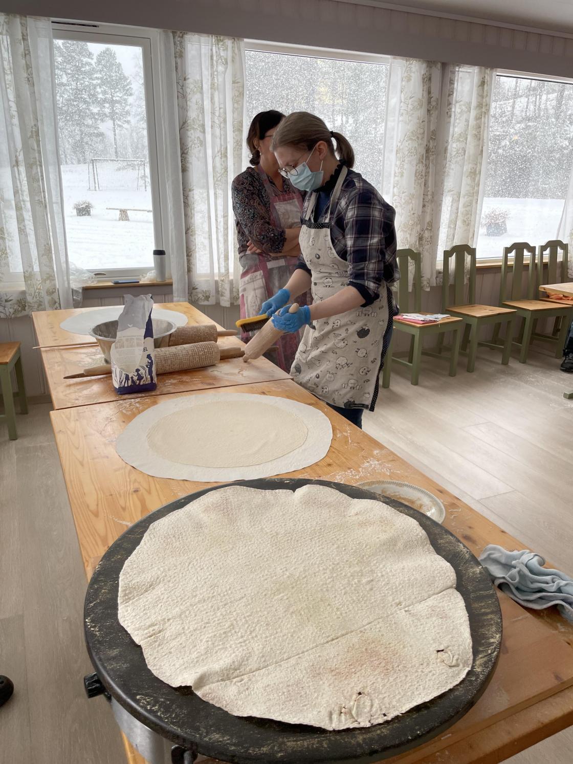 Tone Merethe Ommedal bakar ut. Steiketakke i framgrunnen