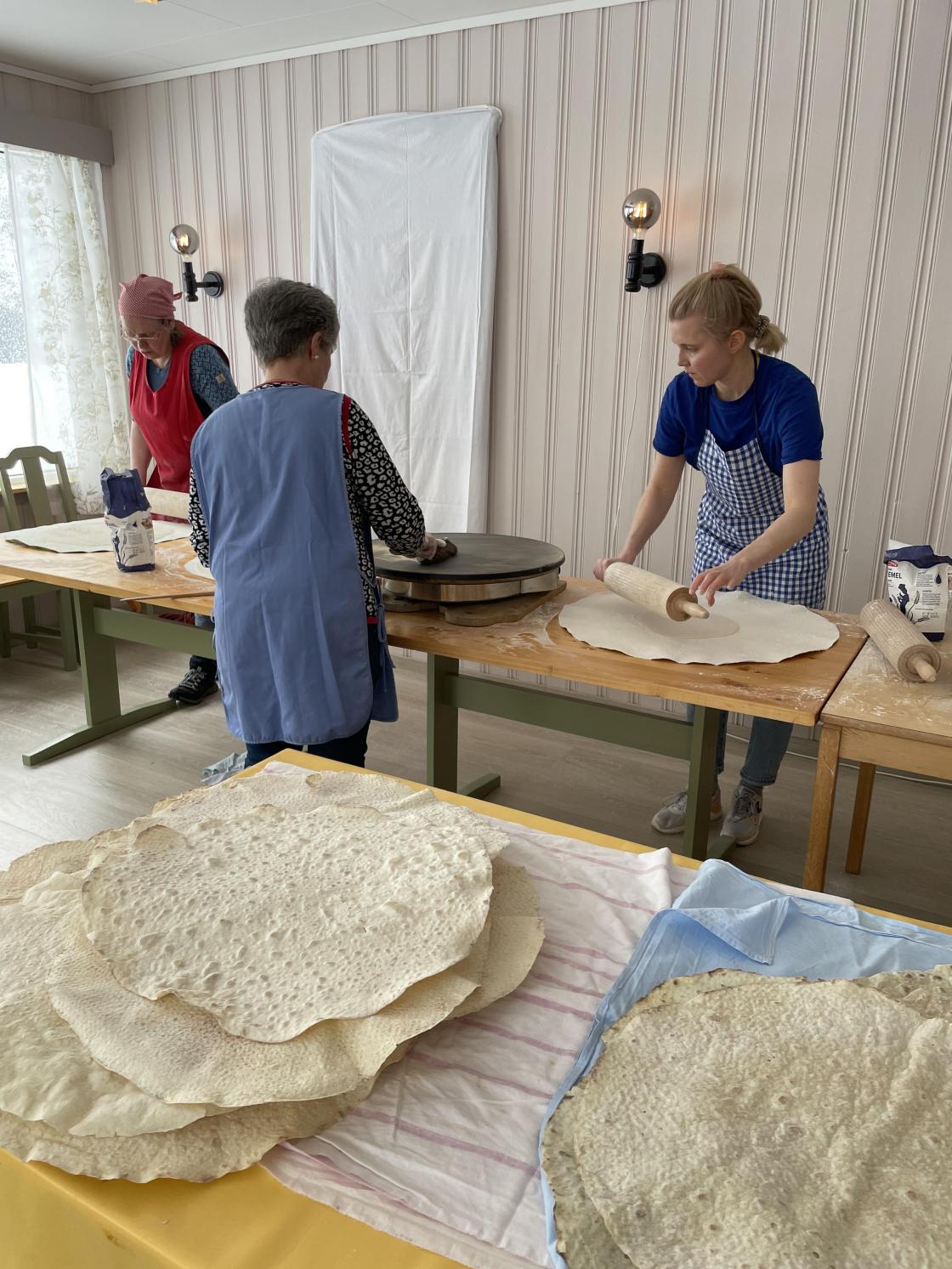 Liv Holme viser den eine gruppa. Ferdigsteikte leivar i framgrunnen
