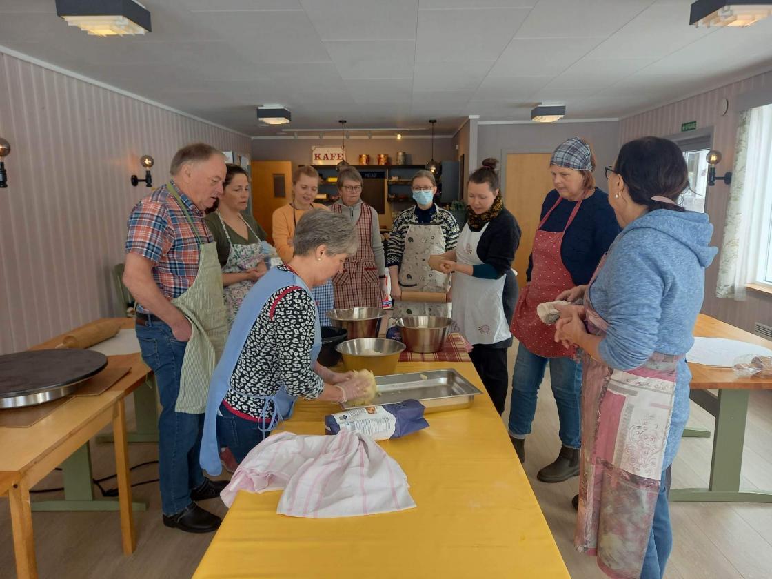 Kursdeltakarane samla for informasjon på starten